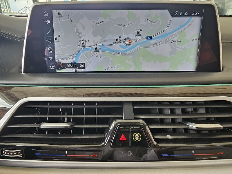 BMW Řada 7 750d xDrive - fotka 33 z 37
