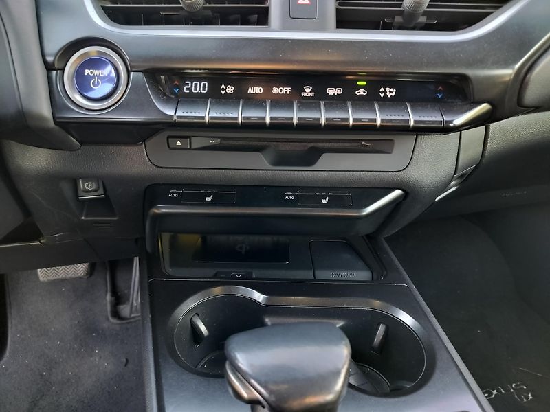 Lexus UX 250h kožené a vyhřívané sedačky - fotka 15 z 21
