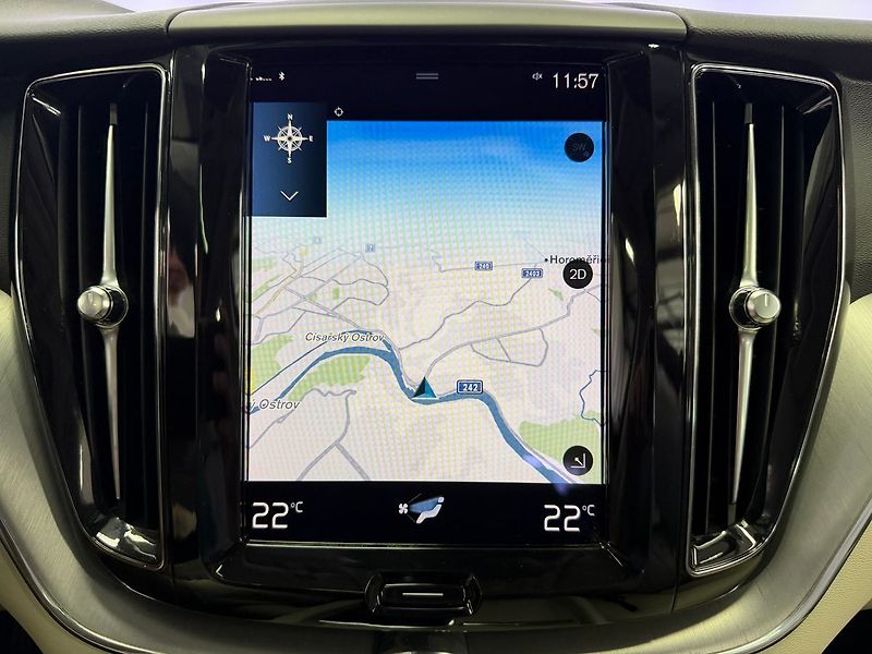 Volvo XC60 T6 AWD RECHARGE, ACC, PANORAMA - fotka 14 z 31