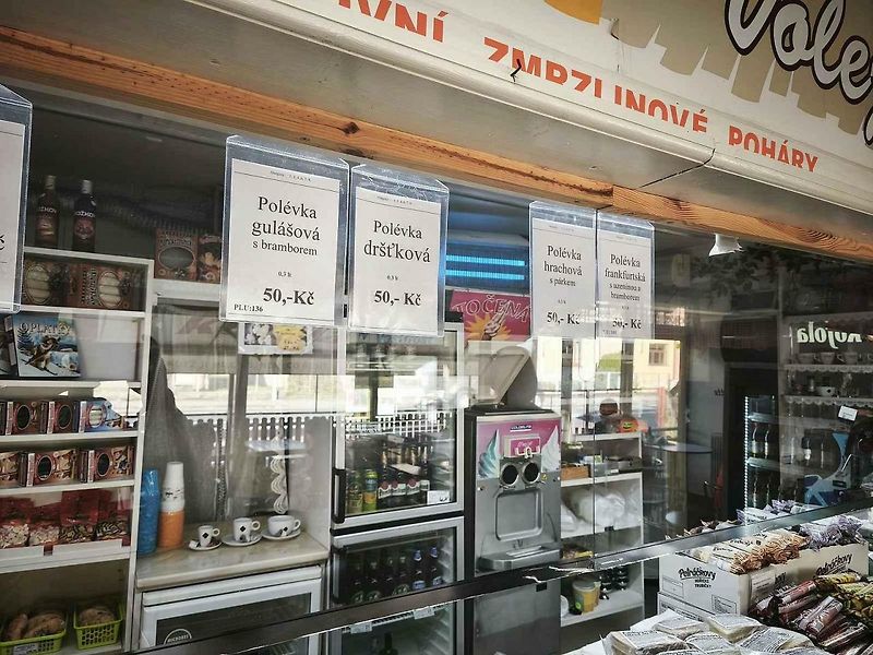 Nemohli jsme jinak a dali si vyhlášenou dršťkovou polévku za 50 korun. A nelitovali jsme.