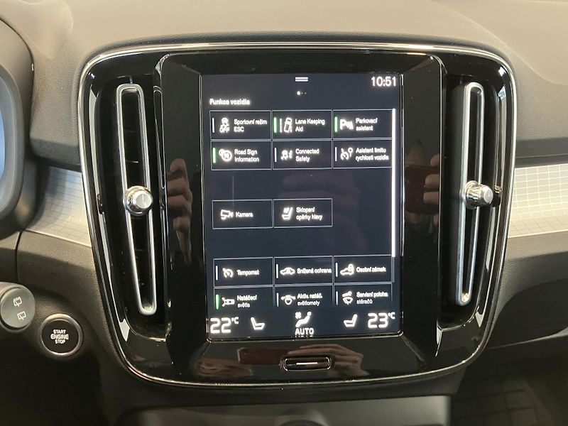 Volvo XC40 B4 Momentum Advance AT8 - fotka 31 z 41