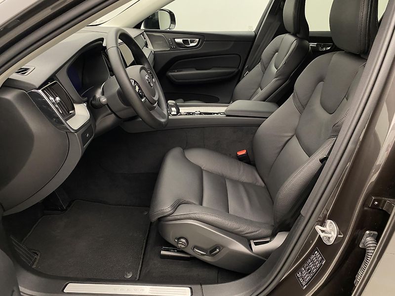 Volvo XC60 B5 AWD DARK PLUS  - fotka 3 z 57