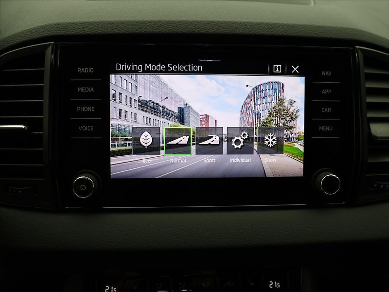 Škoda Karoq 2,0 TDI Sportline 4x4 DSG 1.ma - fotka 24 z 34