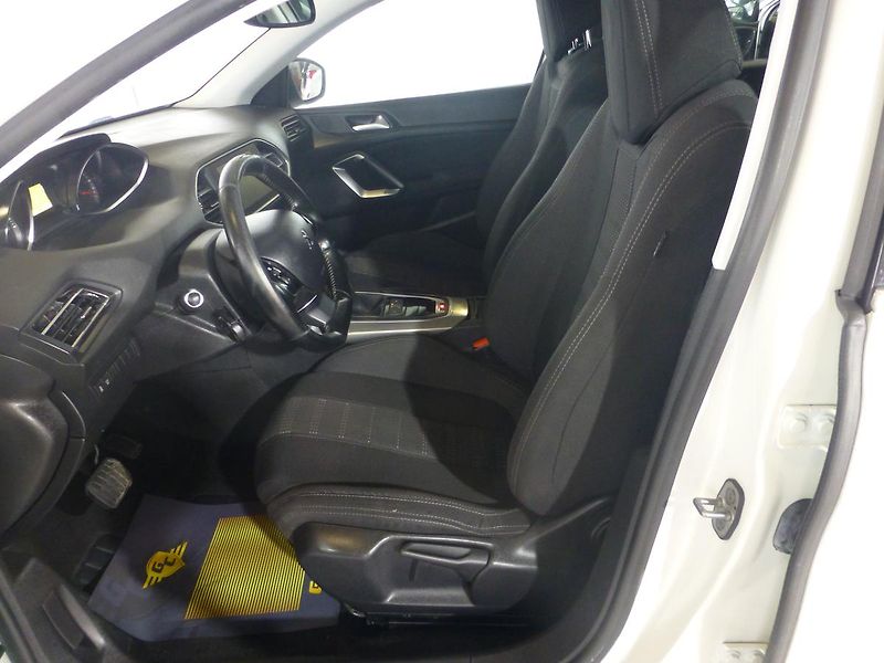 Peugeot 308 (2016) 1,6HDI*NAVIGACE*ALU**FULL LED* - fotka 10 z 26