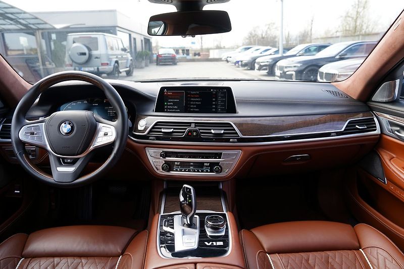 BMW Ostatní M760Li xDrive/6.6i/V12/590PS - fotka 24 z 47