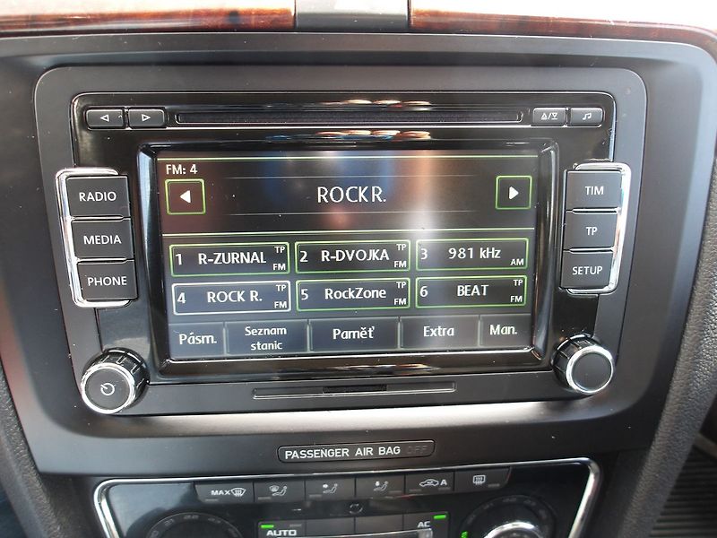Škoda Superb 2,0TDi 103kW DSG ! ČR ! 2.MAJ. - fotka 26 z 45