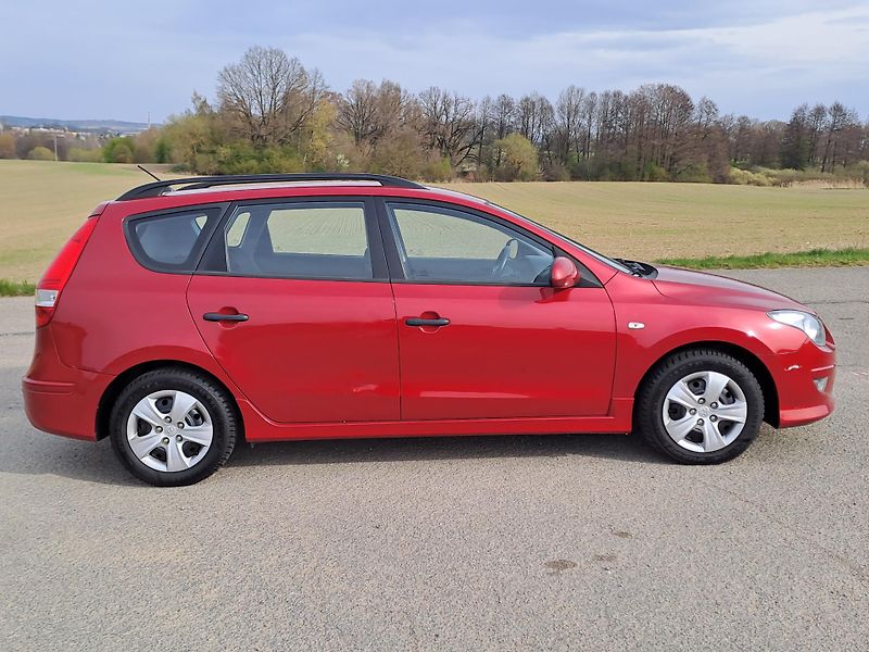 Hyundai i30 (2012) 1.4i DOLOŽENÉ KM - fotka 4 z 33
