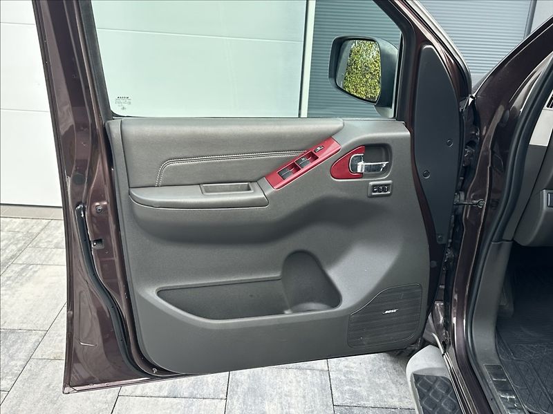 Nissan Pathfinder 3,0 DCI 231PS  LE Executive 4x - fotka 13 z 55