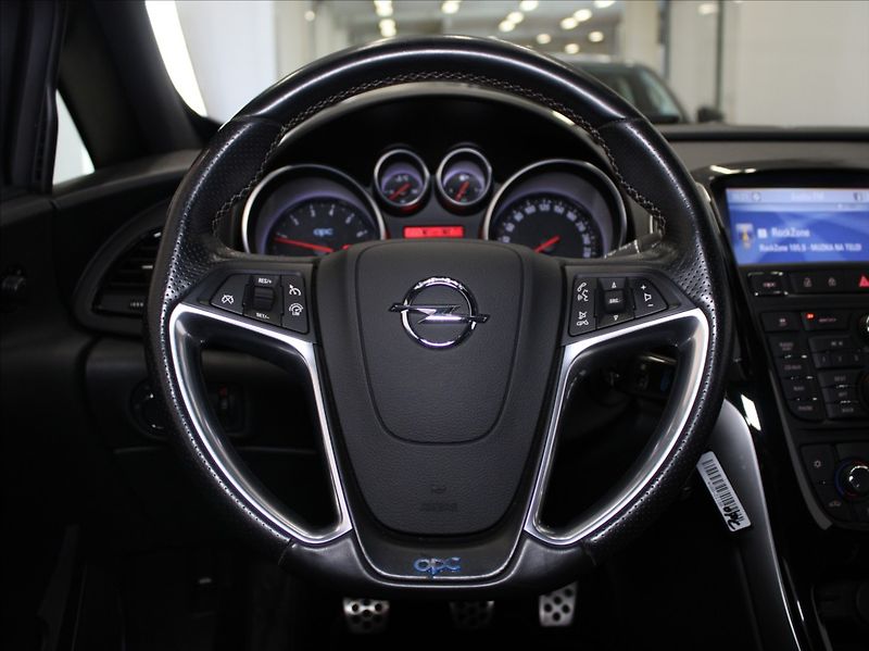 Opel Astra 2,0 Turbo 280koní OPC Infinity - fotka 9 z 25