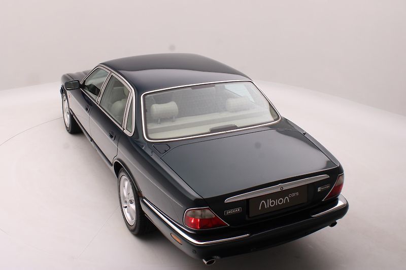 Jaguar XJ V8 4.0 SOVEREIGN AUT - fotka 17 z 31
