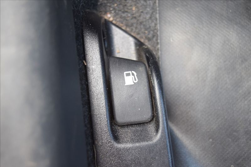 Toyota Yaris 1,0 i 51KW ZAD. PARK. SENZORY - fotka 33 z 40