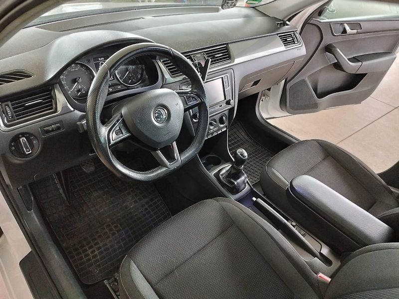 Škoda Rapid (2014) 1,6TDI,66KW,ALU,TAŽNÝ,TOP - fotka 17 z 27