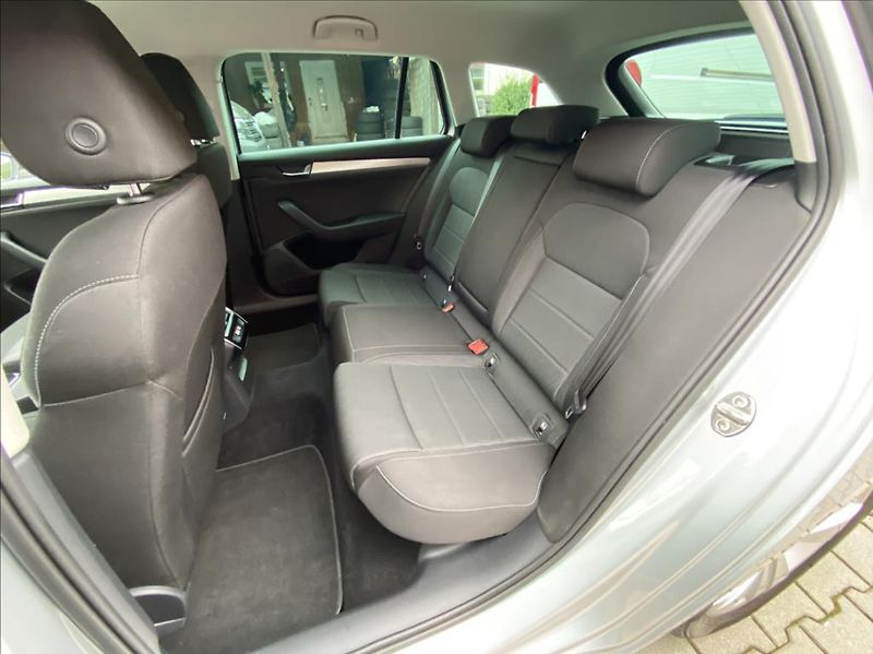 Škoda Superb 2,0 TDi  EXECUTIVE / DSG / NAV - fotka 13 z 37