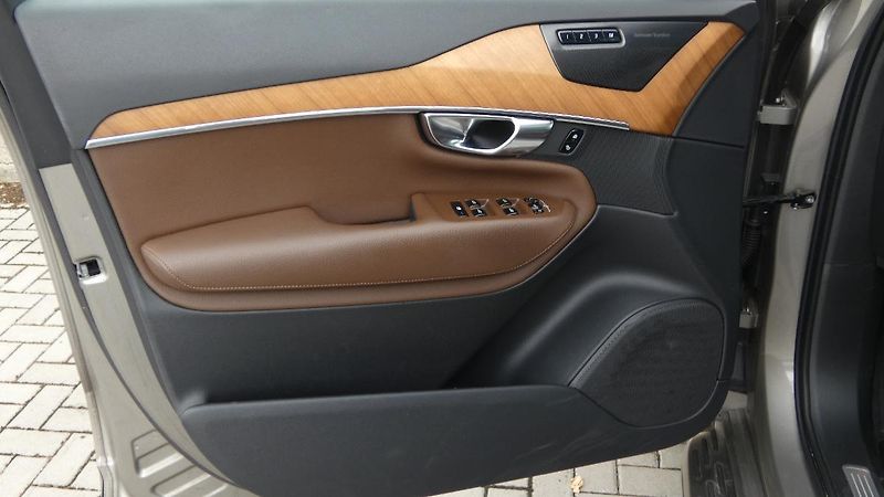 Volvo XC90 B6 AWD Momentum Pro Auto - fotka 8 z 27