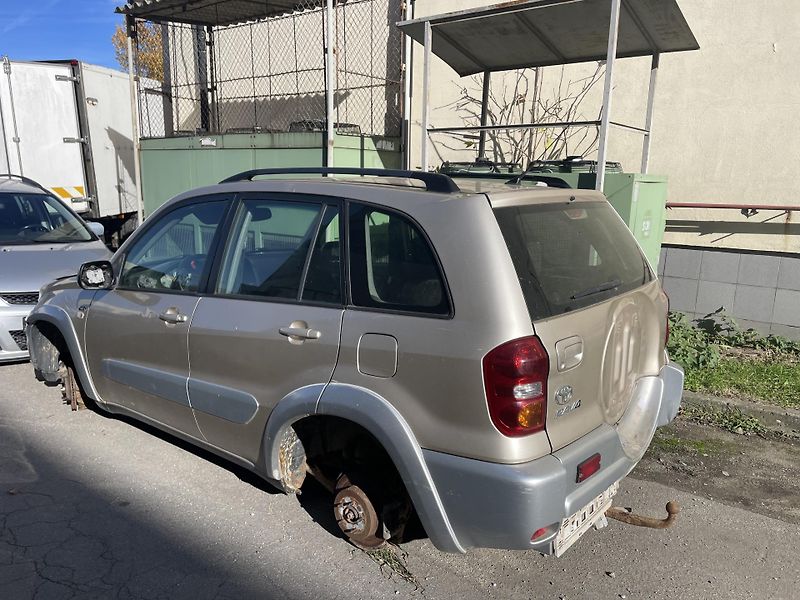 Toyota RAV4 (2002) 2.0 D4D 85Kw NÁHRADNÍ DÍLY - fotka 2 z 7