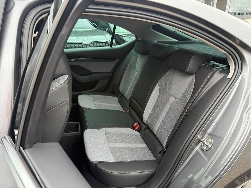 Škoda Octavia Top Selection 2.0 TDI 110kw DS - fotka 23 z 29