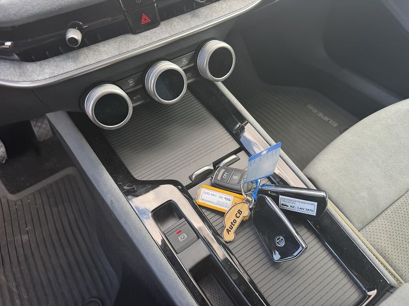 Škoda Superb Kombi 1,5i hybrid auto. závěs - fotka 14 z 19