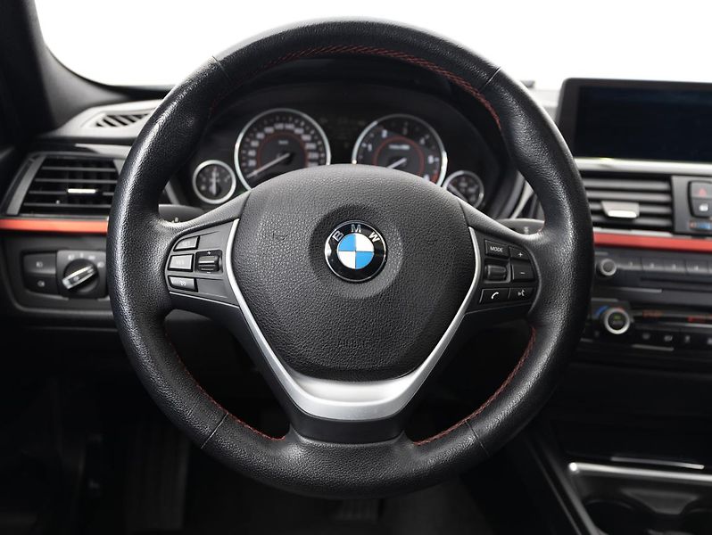 BMW Řada 3 330d xDrive Touring - fotka 12 z 22