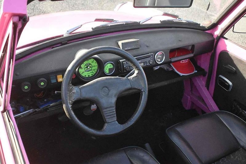 Trabant Cabrio, zejména v takovéto růžové barvě, budí zaslouženou pozornost.