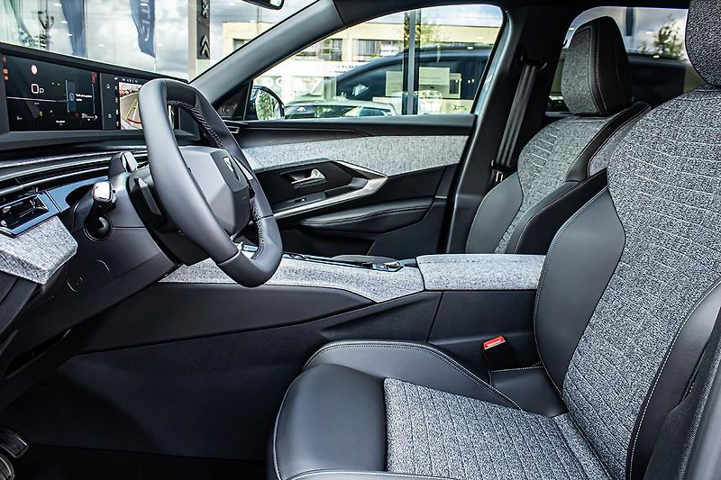 Peugeot 5008 (2026) 1,2 ALLURE Hybrid 145 e-DCS6 - fotka 11 z 18