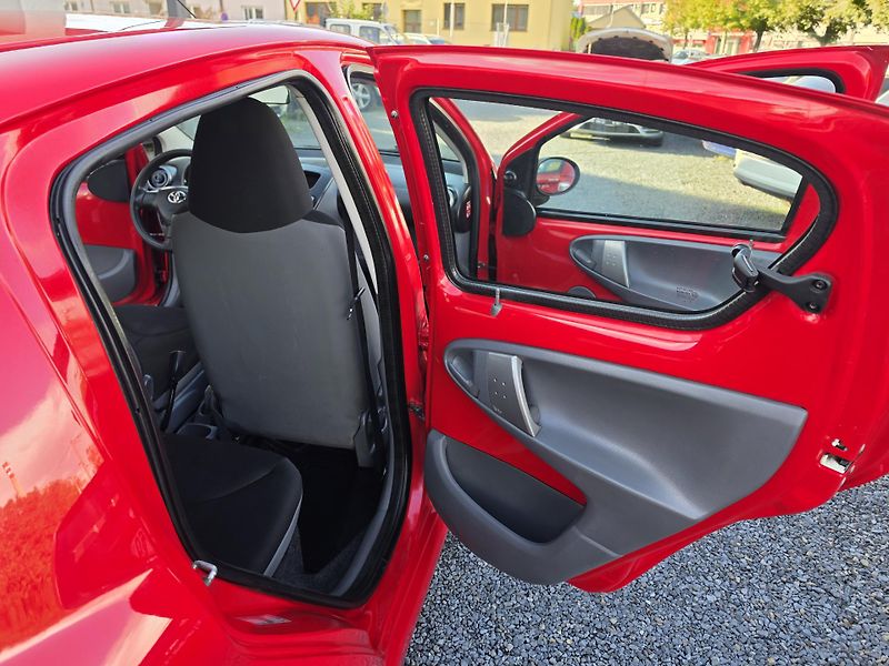 Toyota Aygo 1.0i 50kw - fotka 16 z 21