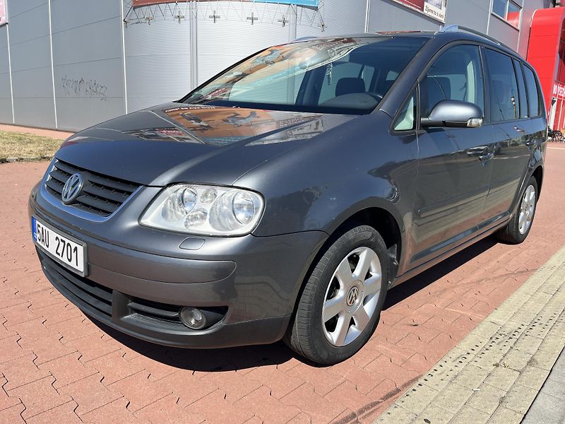 Volkswagen Touran 1.9 TDi DSG Highline - fotka 26 z 27