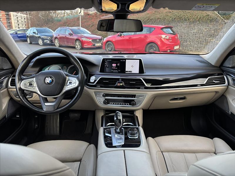 BMW Řada 7 4,4 i 750Li xDrive Individual - fotka 8 z 39