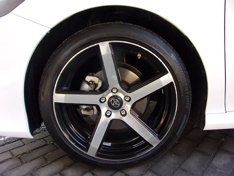 Toyota Camry 2.5i black white edition - fotka 18 z 18