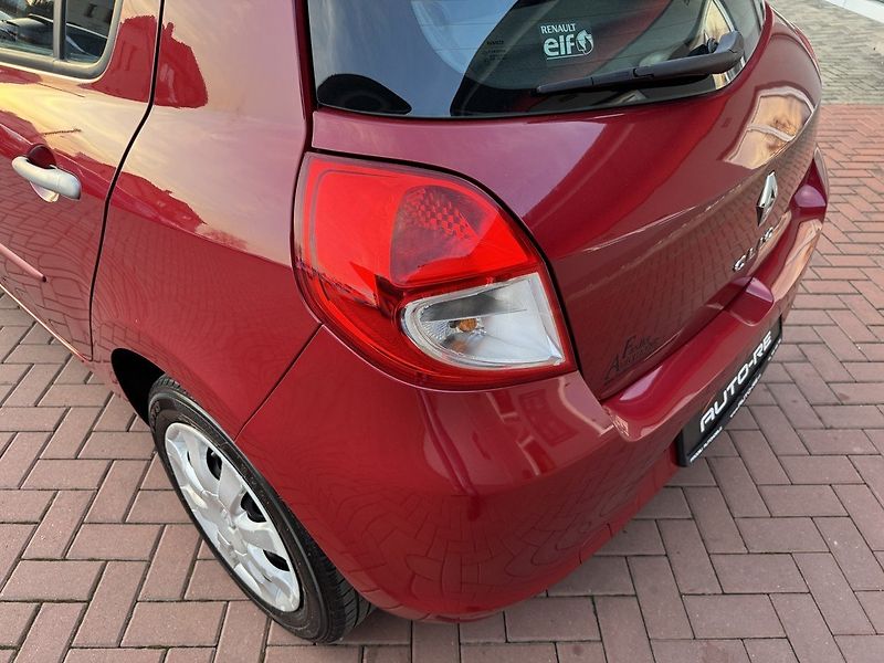 Renault Clio (2009) 1.2i 55kW Klima Výhřev Sedadel - fotka 41 z 46