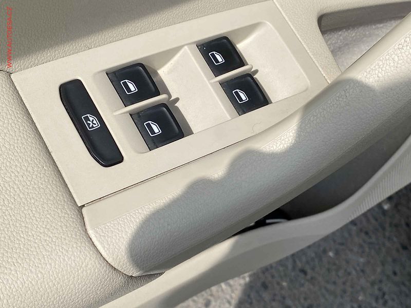 Škoda Octavia (2013) 1.8 TSi, ČR, DSG, bixen, kůže - fotka 11 z 17