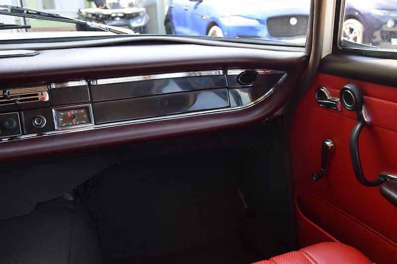 Mercedes-Benz 200 (1968) 200D  - fotka 8 z 31
