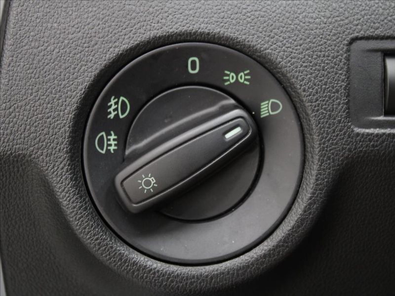 Škoda Rapid 1,2 TSi 63kW 1.maj.ČR 44100km! - fotka 15 z 22