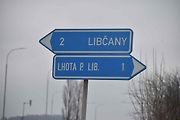 Vrak osobního auta je v příkopě u silnice 611 už od konce loňského září.