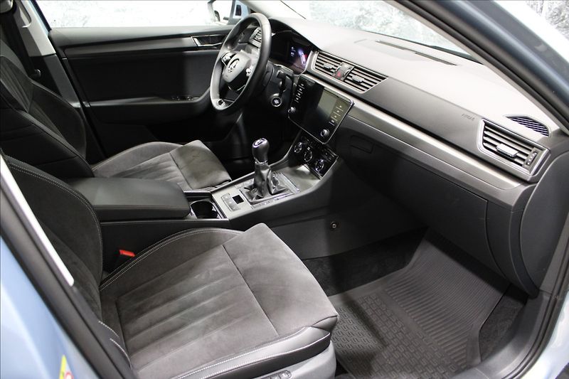 Škoda Superb 2,0 TDI Style REZERVOVÁNO - fotka 12 z 39