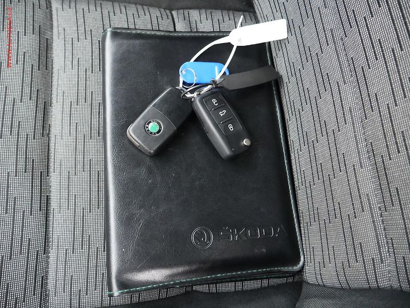 Škoda Octavia (2012) 1.2 TSI, ČR, AC, STK4/28 - fotka 16 z 16