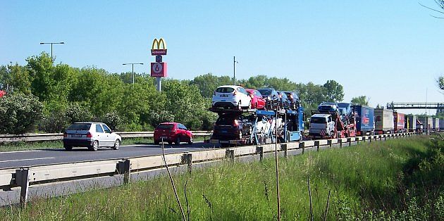 Pomalý vůz dokáže na silnici vytvořit špunt, za kterým rychle roste nervozita ostatních řidičů., zdroj: ŠJů /Wikimedia CC BY 3.0