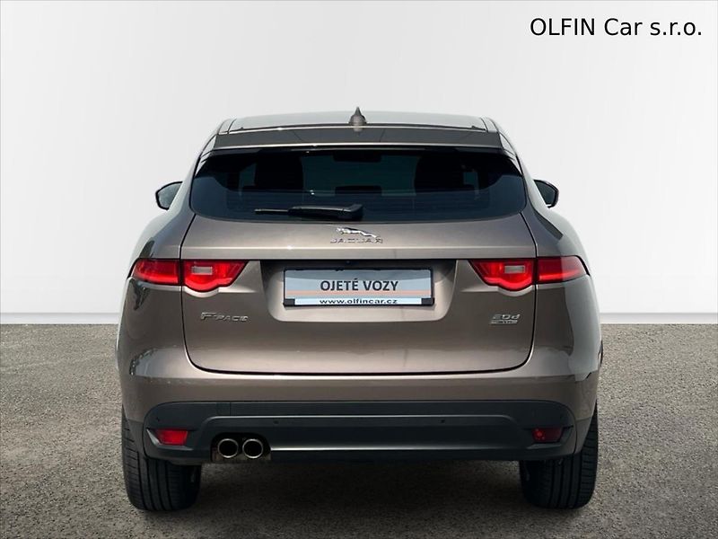 Jaguar F-Pace 2,0 D 132kW AWD PRESTIGE - fotka 8 z 27