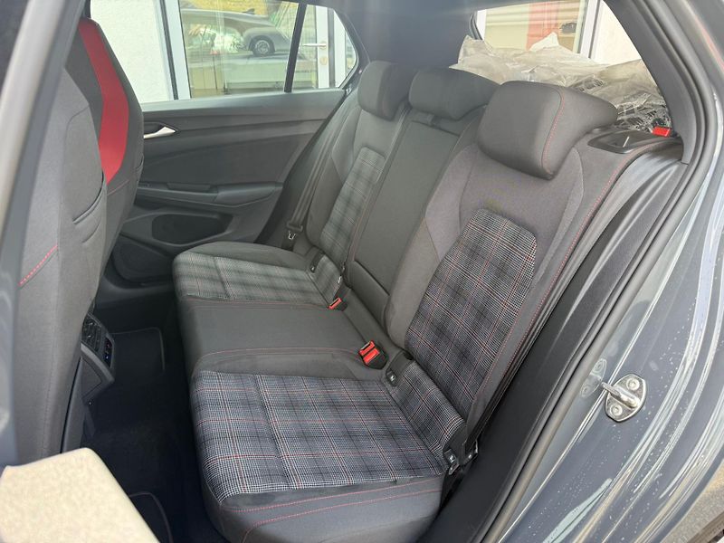 Volkswagen Golf GTI 2.0 TSI 180kW DSG - fotka 20 z 24