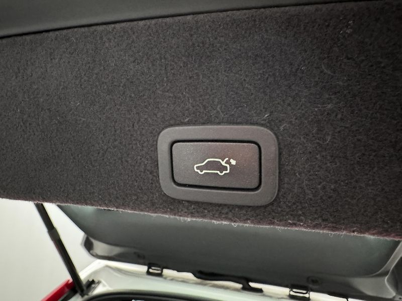 Volvo XC60 D4 R-DESIGN AUT RERERVACE - fotka 23 z 46