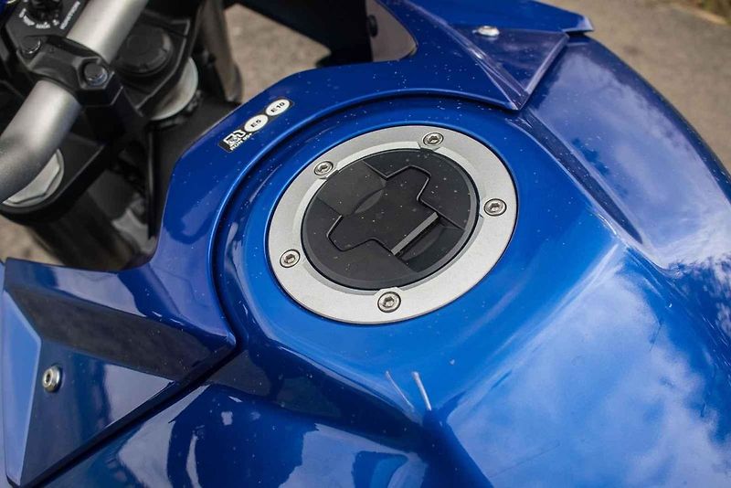Na V-Strom může bez potíží usednout i jezdec menší postavy.
