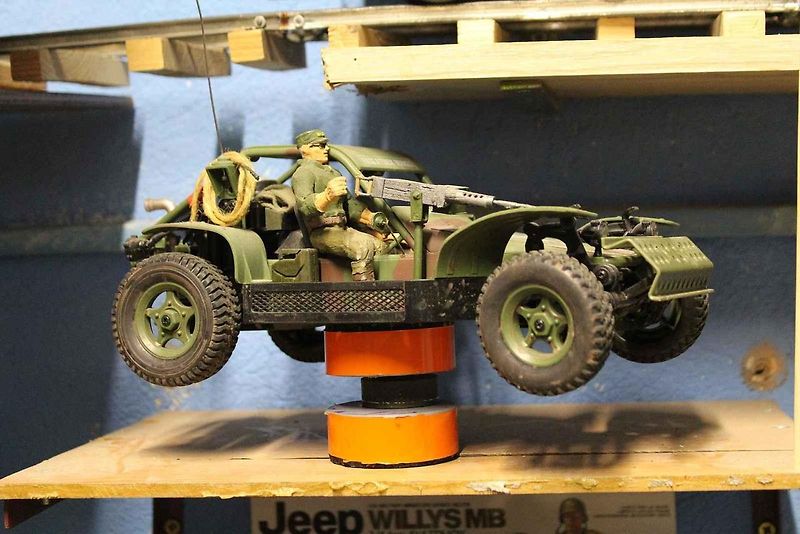 Luděk Novák propadl kouzlu RC modelů. Na snímku Hračka auta Unimog, předělaná na RC model.