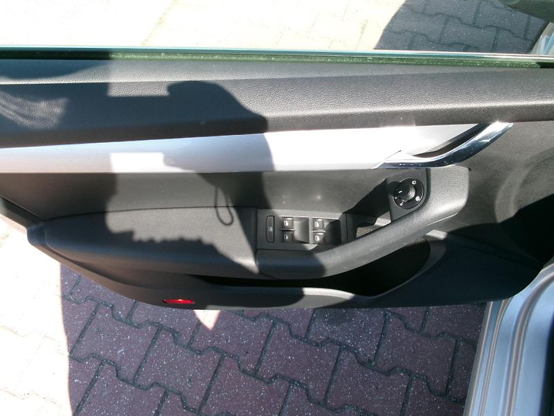 Škoda Octavia (2013) 1,4 TSI AC BT NAVI TEMP - fotka 30 z 38