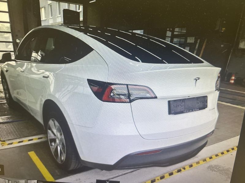 Tesla Model Y ZAMLUVENO ! - fotka 2 z 4