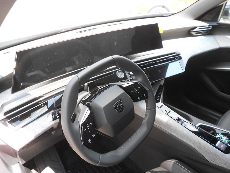 Peugeot 5008 BUSINESS Hybrid 145 e-DCS6 - fotka 9 z 9