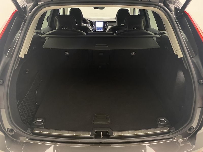 Volvo XC60 B5 AWD DARK PLUS AUT - fotka 6 z 53