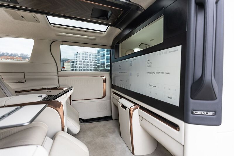 Lexus LM 350h  350H 2,5 HEV Luxury VIP Amonit - fotka 18 z 39
