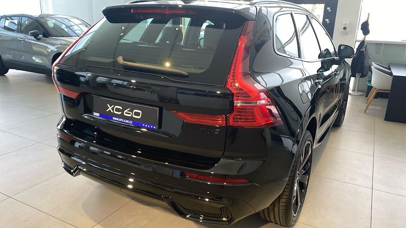 Volvo XC60 (2026) PLUS BLACK EDITION, B5 AWD, 18 - fotka 7 z 14