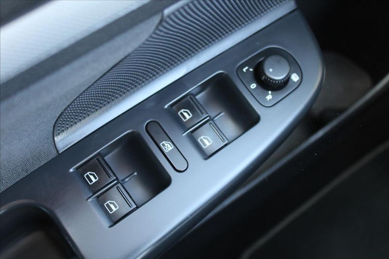Volkswagen Golf 2,0 TDI  TAŽNÉ,SERVIS,MATCH - fotka 19 z 38