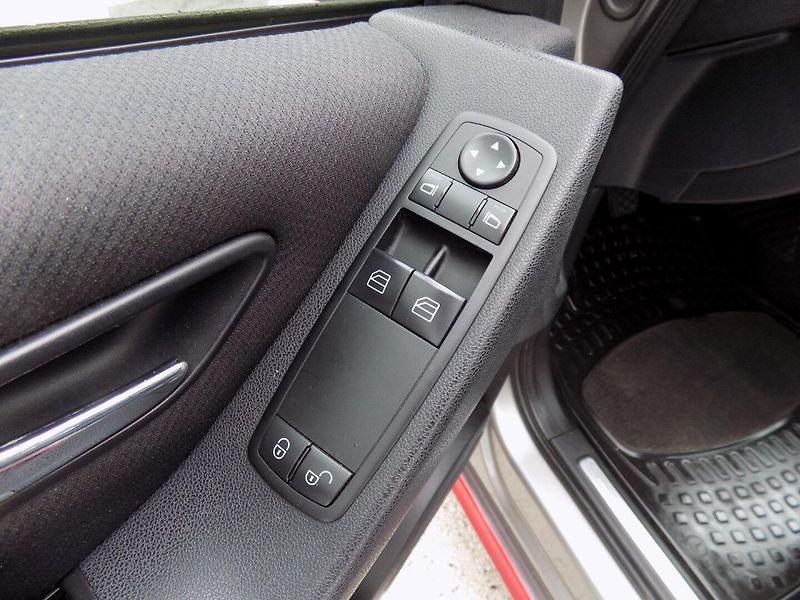 Mercedes-Benz Třídy A (2006) 160CDI/ČR/Klima/Rataj-edice/ - fotka 20 z 29