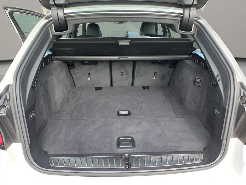 BMW Řada 5 530d Touring xDrive M-paket - fotka 22 z 26